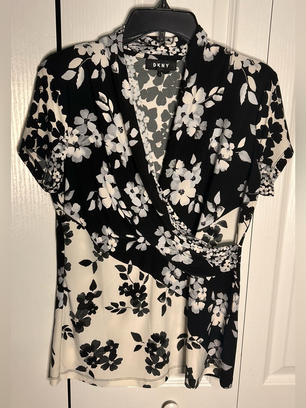 DKNY Women’s Size Large Black & White Floral Wrap-Front V-Neck Top Stretch